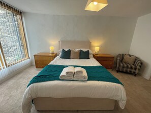 3 bedrooms, iron/ironing board, travel crib, free WiFi - Kestrel Cottage pet friendly barn conversion, quiet farm location, nr Dartmouth (Dartmouth)