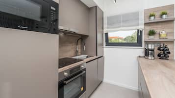 Fridge, oven, stovetop, dishwasher