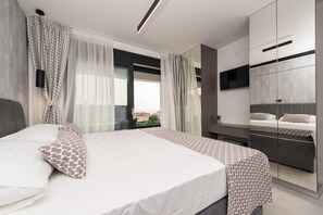 3 bedrooms, in-room safe, iron/ironing board, free WiFi