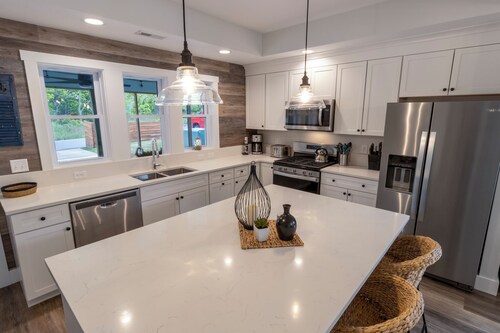 Walk to Beach, Brand New Townhouse with EV Charging