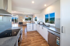 Microwave, dishwasher, coffee/tea maker - 4 Bedroom Home  with Panoramic Ocean Views and pool (Airlie Beach)