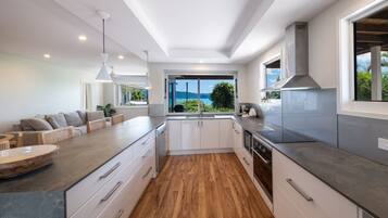 Micro-ondes, lave-vaisselle, cafetiĂšre/bouilloire