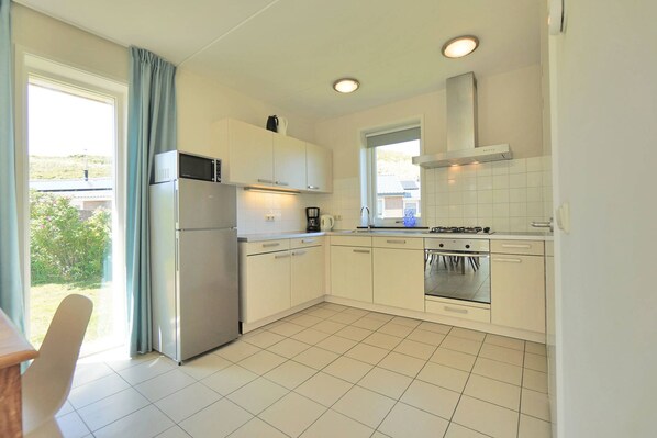 Een koelkast, een magnetron, een oven, een vaatwasser