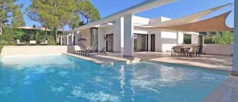 Outdoor pool, a heated pool