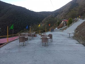 Outdoor dining - Campsite in Chakrata (Chakrata)
