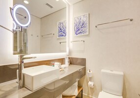 Superior Room, 2 Twin Beds | Bathroom | Shower, rainfall showerhead, hair dryer, towels