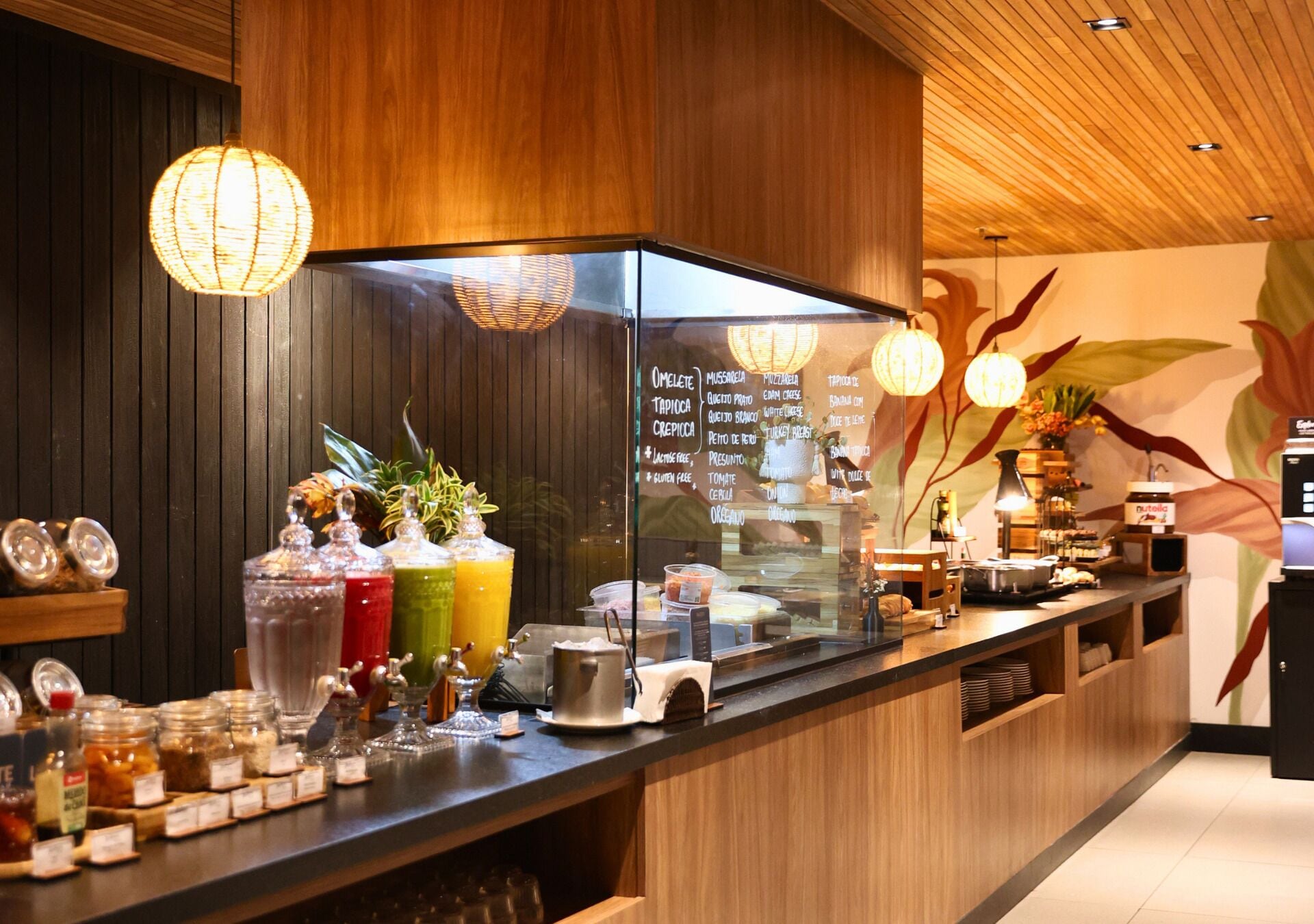 Un bar où l'on sert le petit-déjeuner, avec un menu, divers plats et une plante décorative.