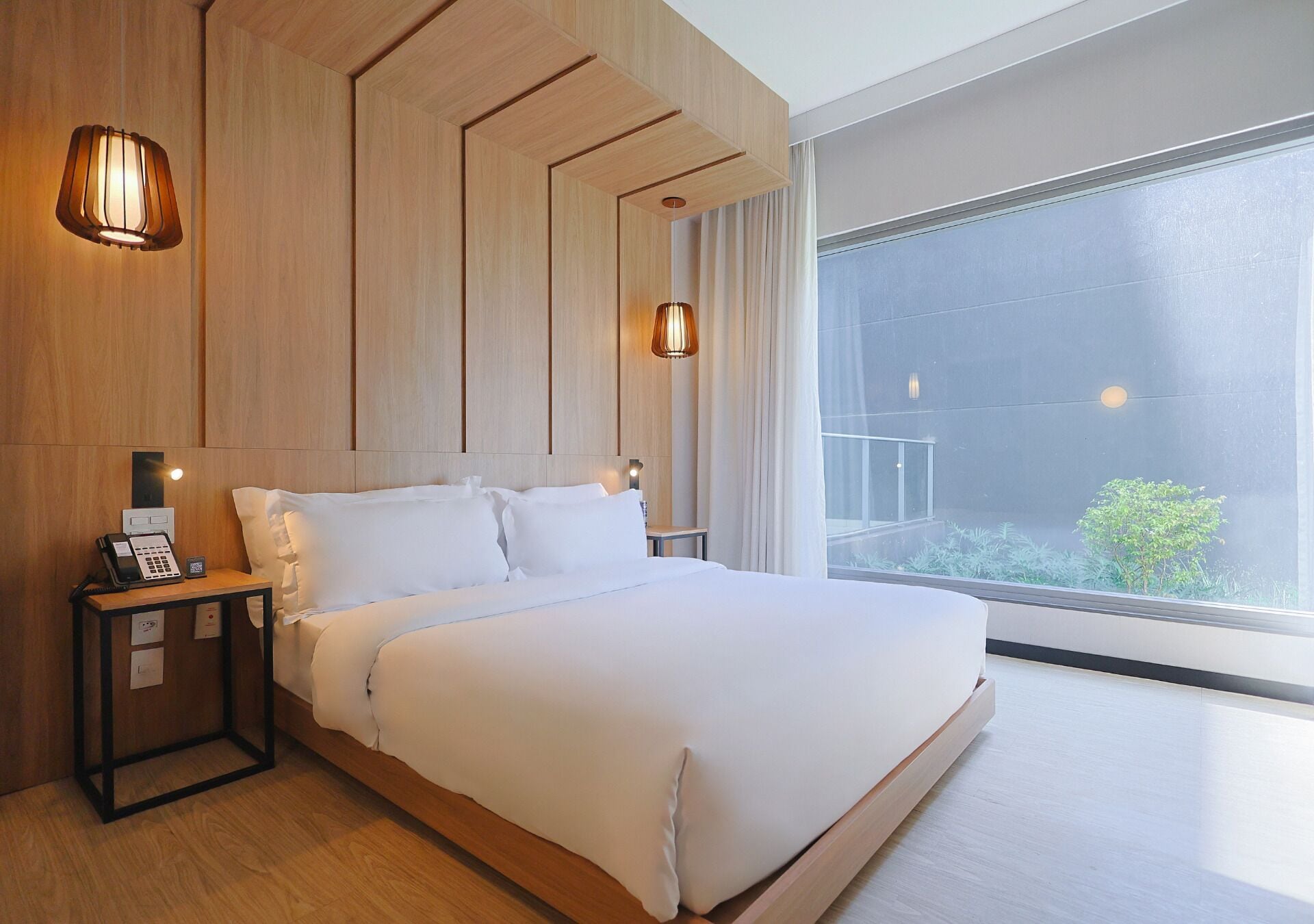 Superior Room, 1 Queen Bed, Mobility Accessible | Minibar, soundproofing, free cribs/infant beds, free WiFi