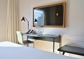 Executive Room, 1 Katil Raja (King) | Televisyen