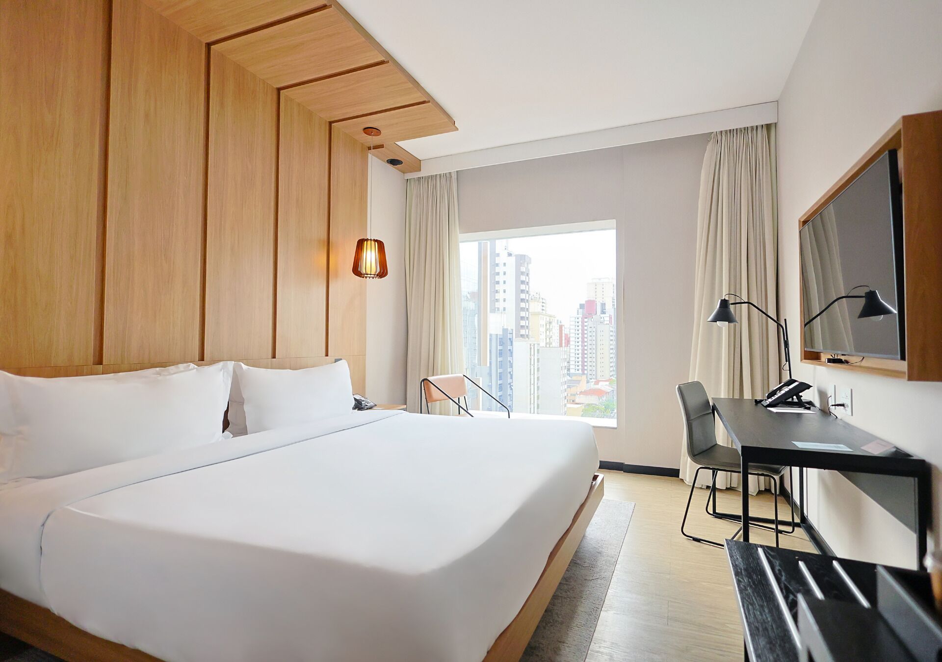 Executive Room, 1 King Bed | Minibar, soundproofing, free cribs/infant beds, free WiFi