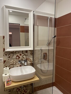 Combinazione doccia/vasca, asciugacapelli, bidet, asciugamani
