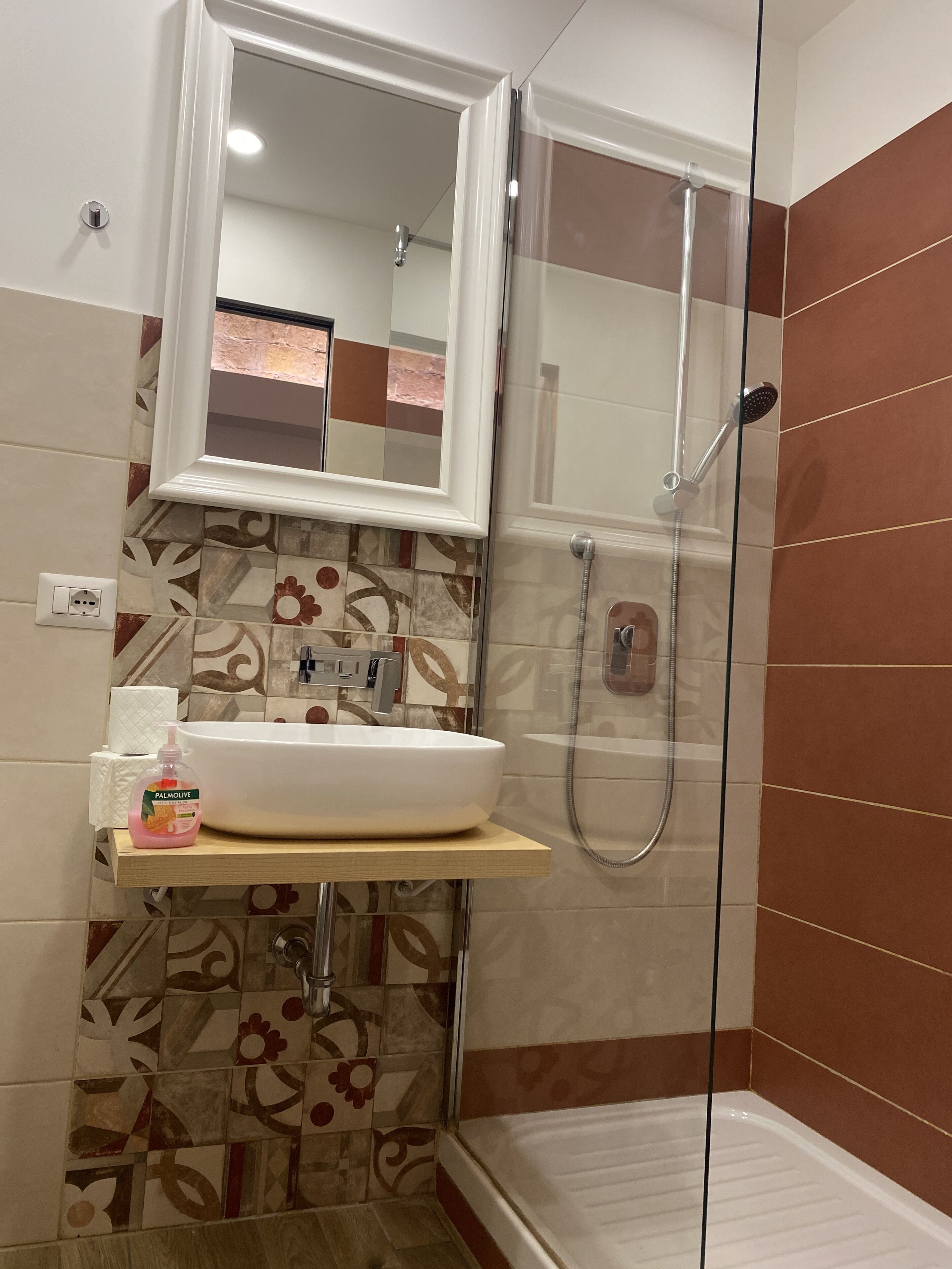 Combined shower/bathtub, hair dryer, bidet, towels