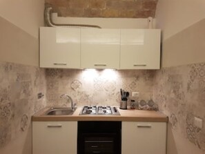 Frigorifero, forno, piano cottura, lavastoviglie