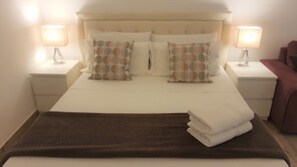 1 dormitorio, tabla de planchar con plancha, wifi y ropa de cama