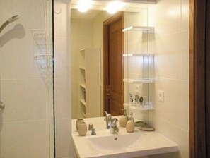 Dusche, Haartrockner, Handtücher, Toilettenpapier