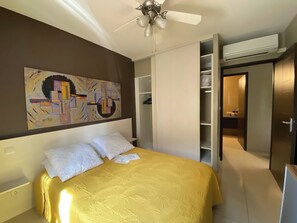 2 habitaciones, tabla de planchar con plancha y cuna de viaje 