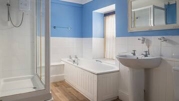 Baignoire, serviettes fournies