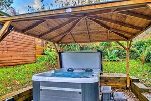 Outdoor spa tub - Harp House (Dolwyddelan)
