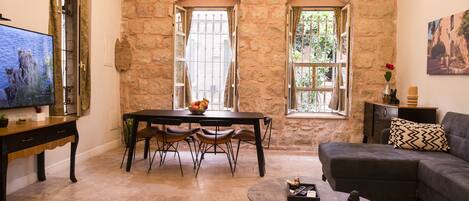 Executive-Apartment | Wohnbereich | 48-Zoll-Smart-TV mit Premium-TV-Sendern, Fernseher