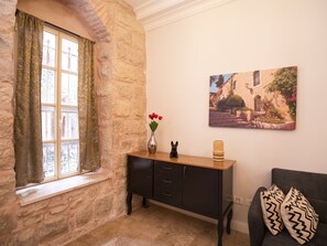 Executive Apartment | Living area | 48-inch Smart TV with premium channels, TV - Tish ApartHotel (Jerusalem)