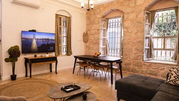 Executive-Apartment | Wohnbereich | 48-Zoll-Smart-TV mit Premium-TV-Sendern, Fernseher
