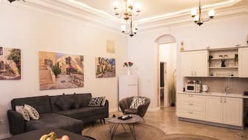 Executive Apartment | Private kitchen | Fridge, microwave, electric kettle, coffee grinder