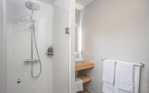 Shower - The 5 Tangarane apartments are located in Les Trois Ilets, overlooking the magni (Les Trois-Îlets)