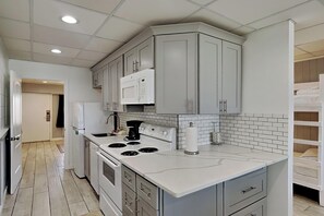 冰箱、微波炉、烤箱、炉灶