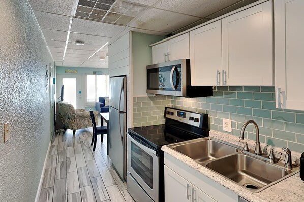 Refrigerador, microondas, horno y parrilla de estufa 