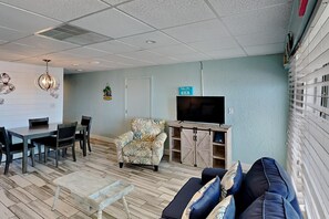 TV - Continental #320 | Gulf Front with Amenities! (Panama City Beach)