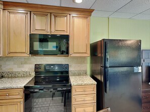 Refrigerador, microondas, horno y parrilla de estufa 