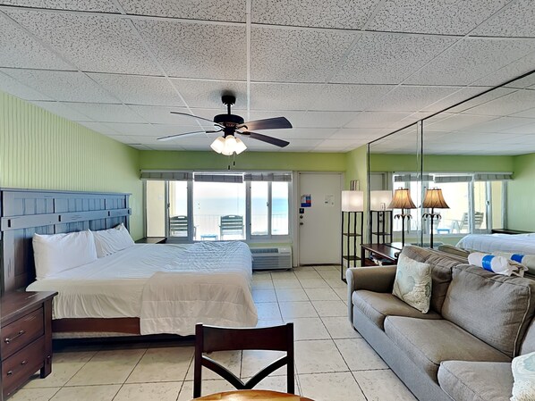 Tabla de planchar con plancha, wifi y ropa de cama