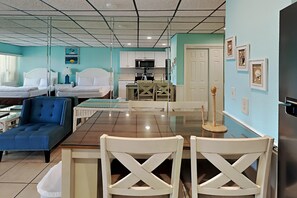 Tabla de planchar con plancha, wifi y ropa de cama 