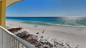 Blick auf den Strand vom Balkon aus, bewölkter Himmel.