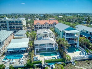 Un resort con varias edificaciones, piscina y zona de playa.