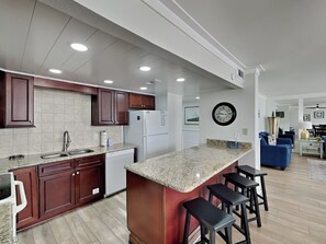 Réfrigérateur, four à micro-ondes, un four, surface de cuisson