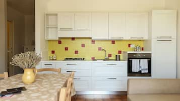 Refrigerador, horno, parrilla de estufa y cafetera y tetera