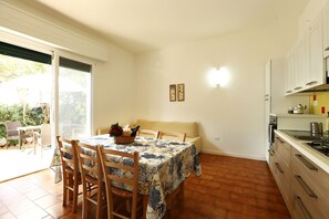 Geladeira, fogão, cooktop, cafeteira/chaleira