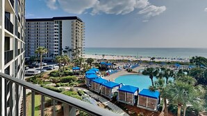 Un resort con piscina, playa y edificios de gran altura.