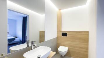 Comfort Triple Room | Bathroom | Shower, hair dryer, towels, soap