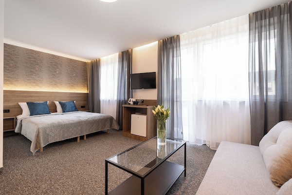 Comfort Suite | Iron/ironing board (on request), cribs (free), WiFi (free), bed sheets
