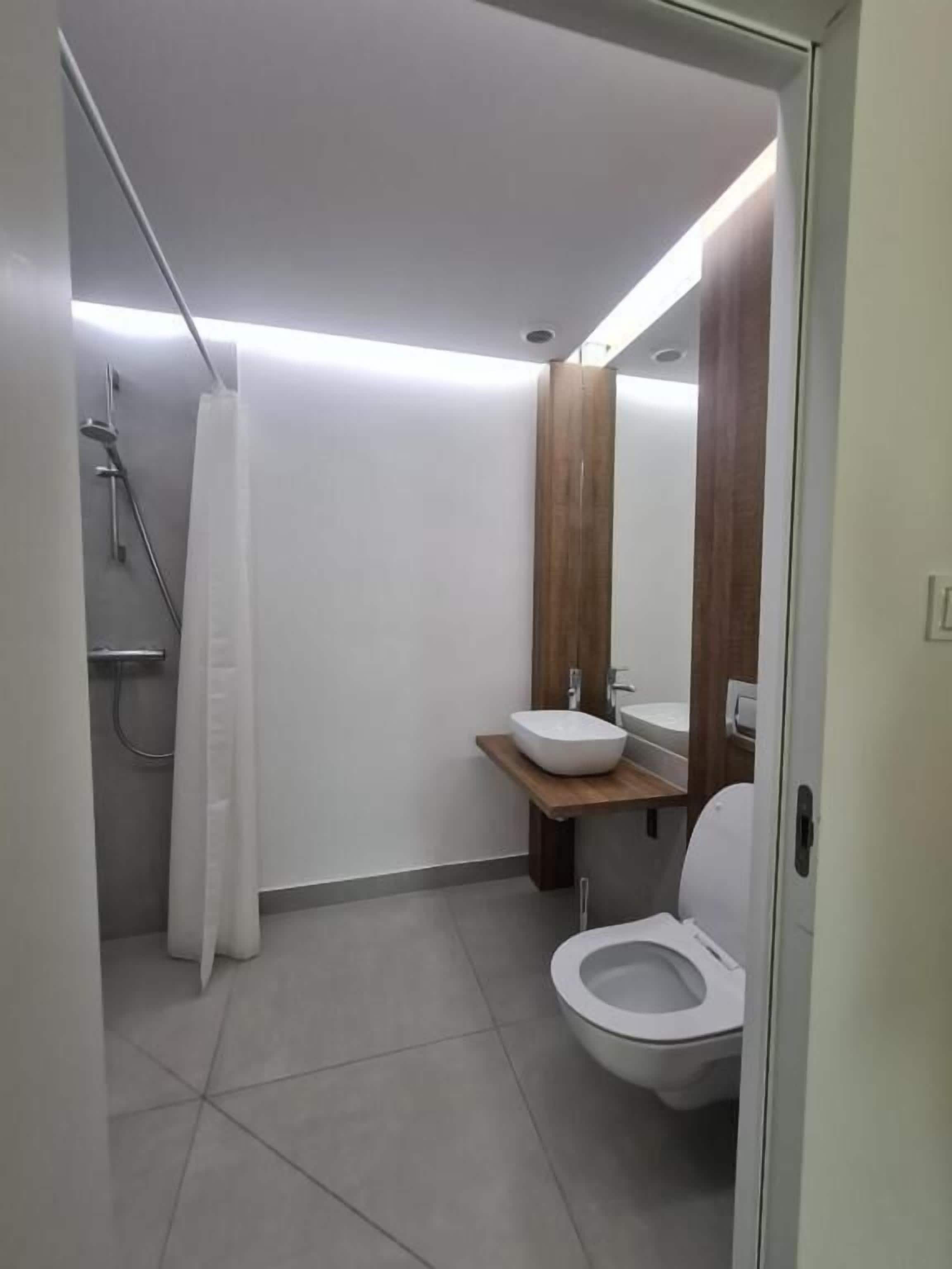 Comfort Quadruple Room | Bathroom | Shower, hair dryer, towels, soap