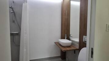 Comfort Quadruple Room | Bathroom | Shower, hair dryer, towels, soap