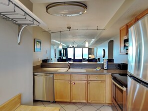 Frigorifero, microonde, forno, piano cottura