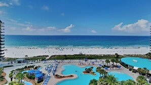 Un resort con piscina, playa y vista al océano.