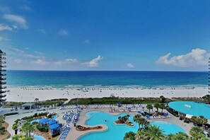 Un complexe hôtelier doté d’une piscine, d’une plage et offrant une vue sur l’océan.