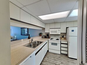 Fridge, microwave, oven, stovetop - Edgewater Tower I #904 | Incredible Views + Amenities! (Panama City Beach)