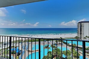 Un complexe hôtelier doté d’une piscine, d’une plage et offrant une vue sur l’océan.