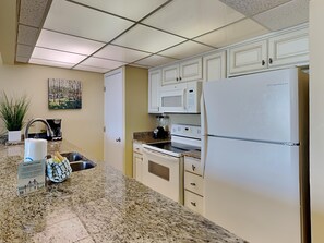 Refrigerador, microondas, horno y parrilla de estufa 