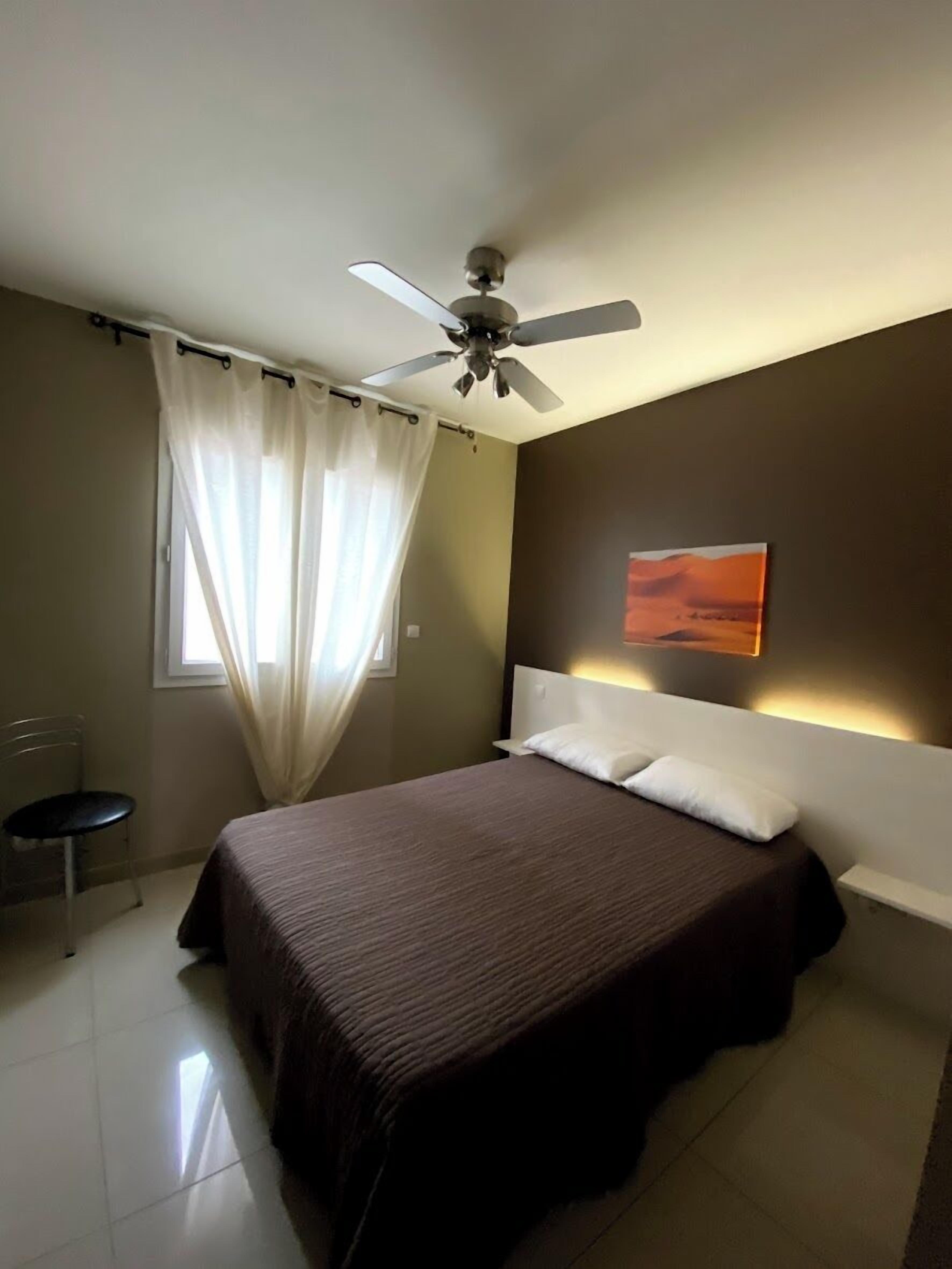 2 bedrooms, iron/ironing board, WiFi (free)